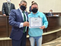 Vereador Chico da Antarctica entrega moção de aplauso para Kleison Roberto Dizedeiro
