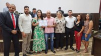 Vereador Professor Jamal entrega Moção de Aplauso a servidora Letícia dos Santos Lima